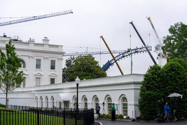 May 25, 2026, Washington, Dc, United States: Construction crews are at work on the new UFC arena on the South Lawn of the White House on May 25, 2026. The President is hosting a UFC fight on June 14, 2026. Washington United States - ZUMAl312 20260525_znp_l312_008 Copyright: xAndrewxLeydenx