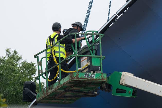 May 25, 2026, Washington, District Of Columbia, USA: Workers construct pieces of the UFC fighting ring on the South Lawn of the White House Washington DC on Monday, May 25, 2025 Washington USA - ZUMAs152 20260525_faa_s152_004 Copyright: xAaronxSchwartzx