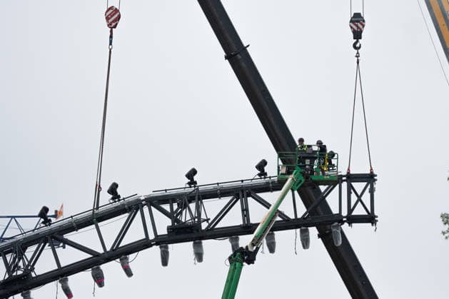 May 25, 2026, Washington, District Of Columbia, USA: Workers construct pieces of the UFC fighting ring on the South Lawn of the White House Washington DC on Monday, May 25, 2025 Washington USA - ZUMAs152 20260525_faa_s152_009 Copyright: xAaronxSchwartzx