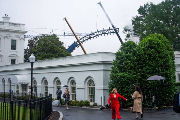 May 25, 2026, Washington, District Of Columbia, USA: Workers construct pieces of the UFC fighting ring on the South Lawn of the White House Washington DC on Monday, May 25, 2025 Washington USA - ZUMAs152 20260525_faa_s152_010 Copyright: xAaronxSchwartzx