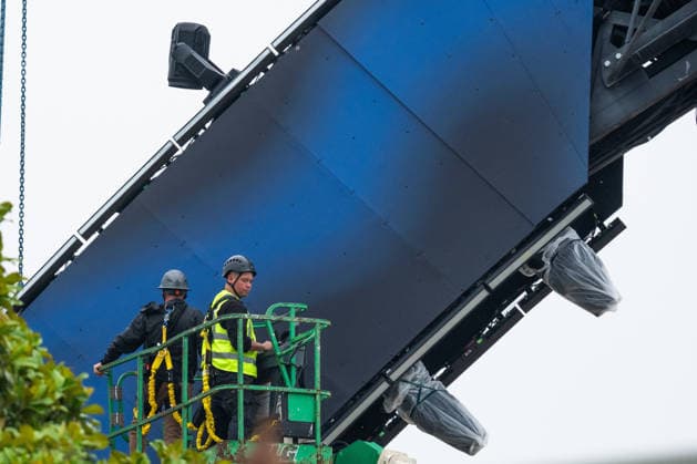 May 25, 2026, Washington, District Of Columbia, USA: Workers construct pieces of the UFC fighting ring on the South Lawn of the White House Washington DC on Monday, May 25, 2025 Washington USA - ZUMAs152 20260525_faa_s152_014 Copyright: xAaronxSchwartzx