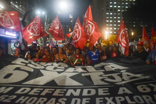 RECORD DATE NOT STATED Protest against the 6x1 work schedule brings together workers and teachers in downtown Rio de Janeiro. Rio de Janeiro (RJ), 05 25 2026 - Demonstration End of the 6x1 shift RJ - A demonstration for the end of the 6x1 shift for workers throughout Brazil brought together trade union centers and teachers from the state on the afternoon of this Monday (25). The event began at Candelaria and continued along Avenida Rio Branco to Praca da Cinelandia, in downtown Rio de Janeiro, this Monday, May 25, 2026.(Foto: Fausto Maia Thenews2 imago images) Protest against the 6x1 work schedule brings together workers and teachers in downtown Rio de Janeiro.  Copyright: xFaustoxMaiax