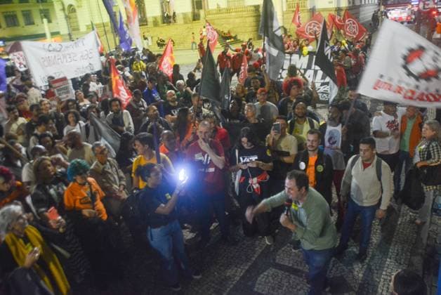 RECORD DATE NOT STATED Protest against the 6x1 work schedule brings together workers and teachers in downtown Rio de Janeiro. Rio de Janeiro (RJ), 05 25 2026 - Demonstration End of the 6x1 shift RJ - A demonstration for the end of the 6x1 shift for workers throughout Brazil brought together trade union centers and teachers from the state on the afternoon of this Monday (25). The event began at Candelaria and continued along Avenida Rio Branco to Praca da Cinelandia, in downtown Rio de Janeiro, this Monday, May 25, 2026.(Foto: Fausto Maia Thenews2 imago images) Protest against the 6x1 work schedule brings together workers and teachers in downtown Rio de Janeiro.  Copyright: xFaustoxMaiax
