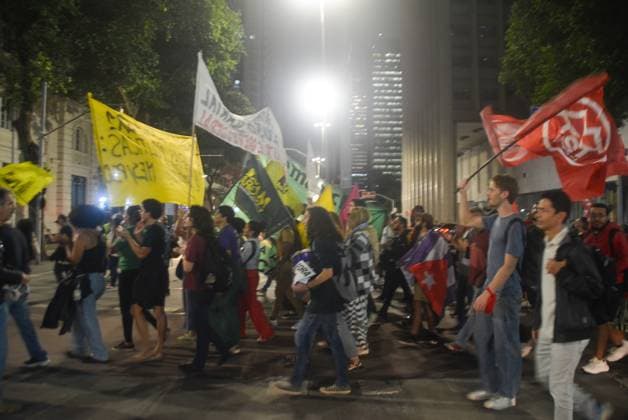 RECORD DATE NOT STATED Protest against the 6x1 work schedule brings together workers and teachers in downtown Rio de Janeiro. Rio de Janeiro (RJ), 05 25 2026 - Demonstration End of the 6x1 shift RJ - A demonstration for the end of the 6x1 shift for workers throughout Brazil brought together trade union centers and teachers from the state on the afternoon of this Monday (25). The event began at Candelaria and continued along Avenida Rio Branco to Praca da Cinelandia, in downtown Rio de Janeiro, this Monday, May 25, 2026.(Foto: Fausto Maia Thenews2 imago images) Protest against the 6x1 work schedule brings together workers and teachers in downtown Rio de Janeiro.  Copyright: xFaustoxMaiax