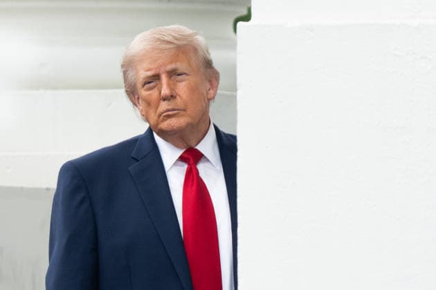 President Trump Returns to the White House United States President Donald J Trump inspects the columns of the North Portico of the White House in Washington DC on Monday, May 25, 2025. Credit: CNP AdMedia Washington District of Columbia United States of America EDITORIAL USE ONLY  Copyright: xx AdMediax admphotostwo992159