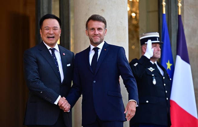 Le président Emmanuel Macron accueille Anutin Charnvirakul, premier ministre de Thaïlande au palais de lElysée à Paris le 25 mai 2026 Christian Liewig Bestimage President Emmanuel Macron welcomes Anutin Charnvirakul, Prime Minister of Thailand, to the Élysée Palace in Paris on 25 May 2026 Paris France  Copyright: xChristianxLiewigx xBestimagexChristianxLiewigx xBestimagex