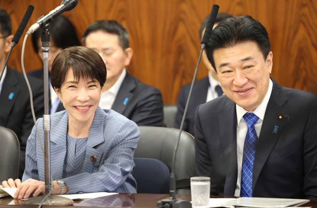 May 26, 2026, Tokyo, Japan - Japanese Prime Minister Sanae Takaichi (L) smiles with her cabinet s chief secretary Minoru Kihara (R) upon her arrival at Upper House s cabinet committee session in Tokyo for the bill to establish a national intelligence agency on Tuesday, May 26, 2026. (photo by Yoshio Tsunoda AFLO)  aflo_332026723