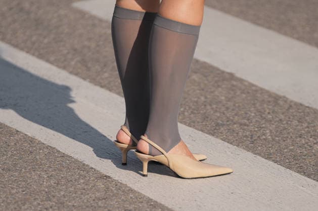 Mailand, Italien ? 26. Februar 2026: Eine Frau trägt Schuhe von Massimo Dutti. Details zum modischen Outfit und den Schuhen, Streetstyle-Look Milan, Italy - February, 26, 2026: woman wears Massimo Dutti shoes. Fashion outfit shoes details, street style look accessory (License=RM) Copyright: xZoonar.com IgorxZakirovx 25104035