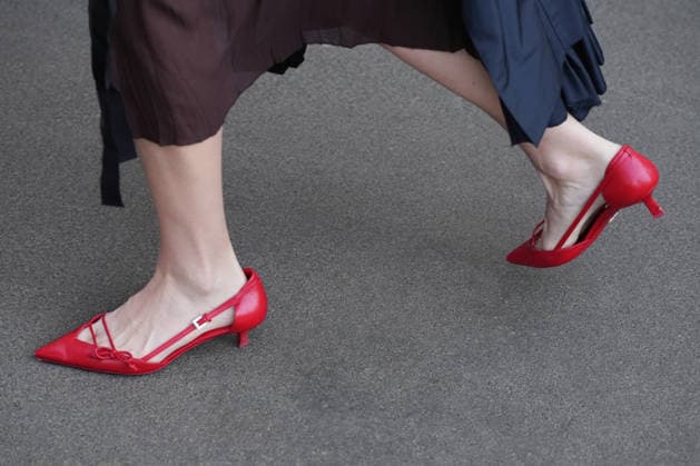 Mailand, Italien ? 26. Februar 2026: Eine Frau trägt rote Prada-High-Heels. Details zum modischen Outfit und den Schuhen, Streetstyle-Look Milan, Italy - February, 26, 2026: woman wears red Prada heels. Fashion outfit shoes details, street style look accessory (License=RM) Copyright: xZoonar.com IgorxZakirovx 25104094