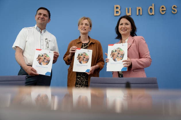 BPK, Kinderreport 2026 Chancengerechte Bildung Berlin, BPK, Kinderreport 2026 Chancengerechte Bildung , Federal Minister of Education, Family, Karin Prien, Holger Hofmann, Federal Managing Director, Kinderhilfswerk, Anja Siegesmund, Vice President, Kinderhilfswerk Berlin Berlin GER