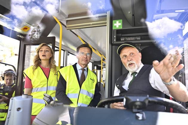 STOCKHOLM, SWEDEN 20260526 Prime Minister Ulf Kristersson M and Minister for Energy and Business Affairs Ebba Busch KD visit Charlottendal bussdepa in Gustavsberg STOCKHOLM SWEDEN x10430x  Copyright: xChristinexOlsson TTx TIDÖLEDARNA BESÖKER BUSSDEPA RxoOlY54pYA
