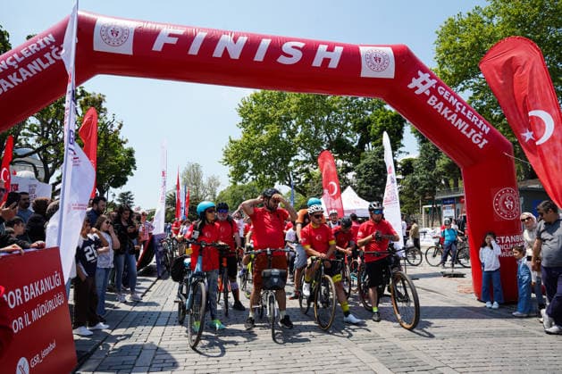 Turkey marks 19th May Commemoration of Ataturk, Youth and Sports Day in Istanbul - 19 May 2026 Cyclists take part in the May Commemoration of Atatürk, Youth and Sports Day Cycling. The 19th May Commemoration tour started in Sultanahmet Square and carried out on the historical peninsula and Dolmabahçe route. Istanbul Turkey Copyright: xIsmaelxAdnanx xSOPAxImagesx IADNAN_04283