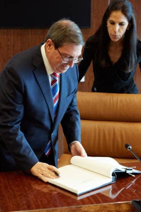 New York, Antonio Guterres trifft Außenminister von Kuba Bruno Rodriguez Parrilla May 26, 2026, New York, New York, USA: Cuban Foreign Minister Bruno RodroÂ­guez Parrilla signs a guest book during a bilateral meeting with United Nations Secretary-General AntoÂ³nio Guterres at U.N. Headquarters in New York, May 26, 2026. New York USA - ZUMAs237 20260526_aap_s237_027 Copyright: xMarkxJ.xSullivanx