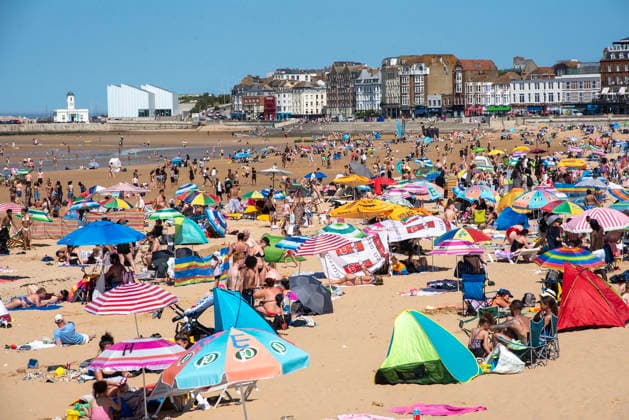 News Bilder des Tages #2 May 26, 2026, Margate, United Kingdom: Beachgoers enjoy the very hot weather on the beach in Margate. The sandy Margate Beach is a very popular destination for the beachgoers in Kent, UK. Especially the UK s hottest spring and May temperature ever recorded today. Margate United Kingdom - ZUMAs197 20260526_aaa_s197_136 Copyright: xKrisztianxElekx