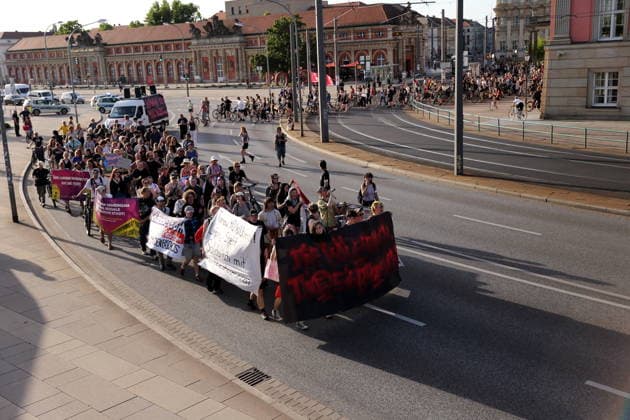 Protesters walk in Breite Straße at the state parliament during a demonstration against the eviction of the formerly squatted house Tornowstraße 40, Potsdam, May 26, 2026 Squatter demonstration in Potsdam