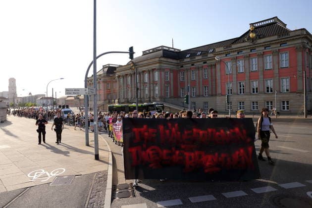 Demonstrators walk with banner Die Häuser denen sie brauchen in Breite Straße at the Landtag during a demonstration against the eviction of the formerly squatted house Tornowstraße 40, Potsdam, May 26, 2026 Squatters demonstration in Potsdam