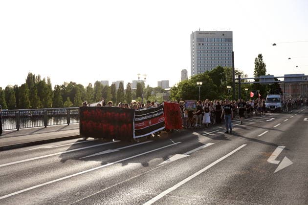 Protesters walk with banner Die Häuser denen sie brauchen on the Lange Brücke during a demonstration against the eviction of the formerly squatted house Tornowstraße 40, Potsdam, May 26, 2026 Squatters demonstration in Potsdam