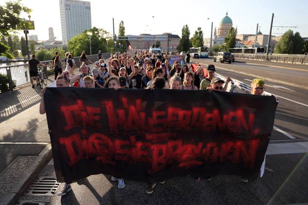 Protesters walk with banner Die Häuser denen sie brauchen on the Lange Brücke during a demonstration against the eviction of the formerly squatted house Tornowstraße 40, Potsdam, May 26, 2026 Squatters demonstration in Potsdam