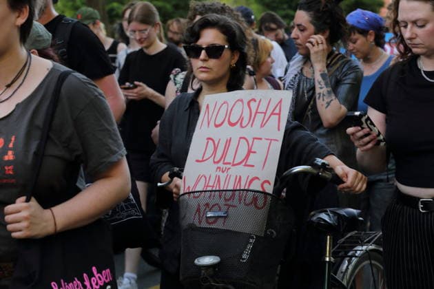 A demonstrator walks with a sign Noosha only tolerates housing shortage in Leipziger Straße during a demonstration against the eviction of the formerly squatted house Tornowstraße 40, Potsdam, May 26, 2026 Squatter demonstration in Potsdam