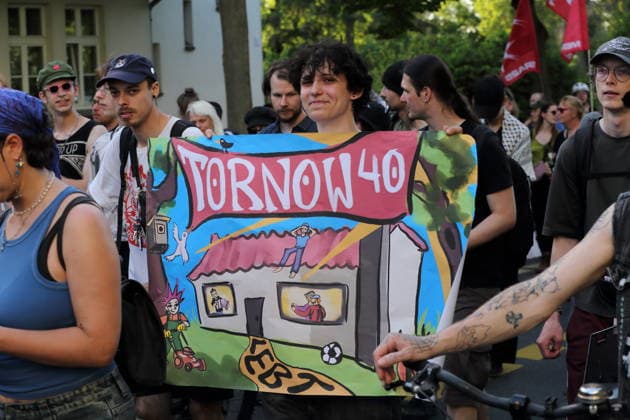 A demonstrator walks with a sign Tornow 40 lives in Leipziger Straße during a demonstration against the eviction of the formerly squatted house Tornowstraße 40, Potsdam, May 26, 2026 Squatter demonstration in Potsdam