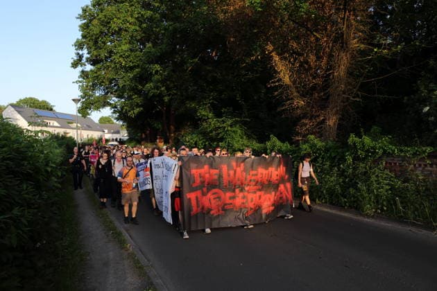 Demonstrators walk with banner Die Häuser denen sie brauchen in the street Alter Tornow on the Hermannswerder peninsula during a demonstration against the eviction of the formerly squatted house Tornowstraße 40, Potsdam, May 26, 2026 Squatters demonstration in Potsdam