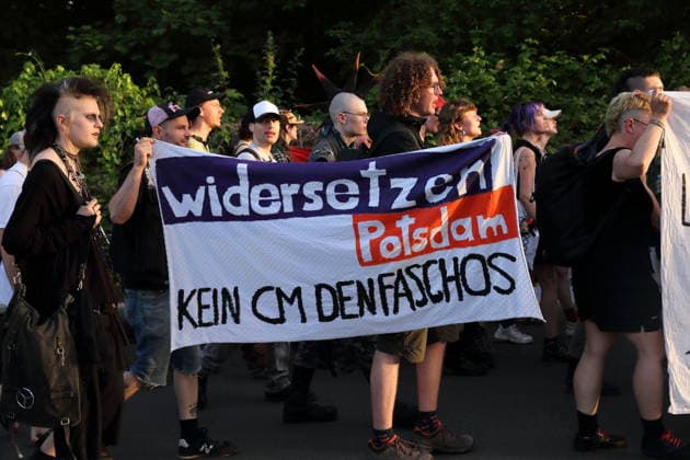 Demonstrators walk with banner Widersetzen Potsdam Kein cm den Faschos in the street Alter Tornow on the peninsula Hermannswerder during a demonstration against the eviction of the formerly squatted house Tornowstraße 40, Potsdam, May 26, 2026 Squatters demonstration in Potsdam