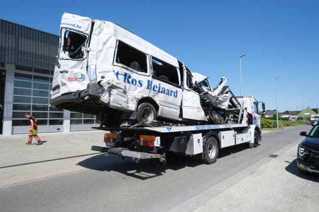 News Bilder des Tages #2 Several Injured in A Collision Between a School Bus and A Train - Belgium In Belgium, a collision between a school bus and a train left four people dead, including two children, on May 26, 2026. The damaged minibus was evacuated after being struck by a train in Buggenhout at a railroad crossing. Photo by Monasse T ANDBZ ABACAPRESS.COM Belgium  Copyright: xMonassexThierry ANDBZ ABACAx