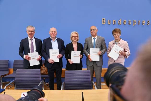 Berlin, Germany, 27 05 2026 Federal Press Conference Presentation of the Spring Report 2026 German Council of Economic Experts L R Martin Werding, Achim Truger, Monika Schnitzer, Gabriel Felbermayr, Veronika Grimm Copyright: xdtsxNachrichtenagenturx dts_120800