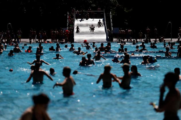 In Colognes Stadionbad, swimmers enjoy the outdoor pool season in summer temperatures The Rhineland is groaning under the hot weather at Whitsun The German Weather Service is already warning of heat storms Cologne, 25 05 2026 NRW Germany Copyright: xChristophxHardtx