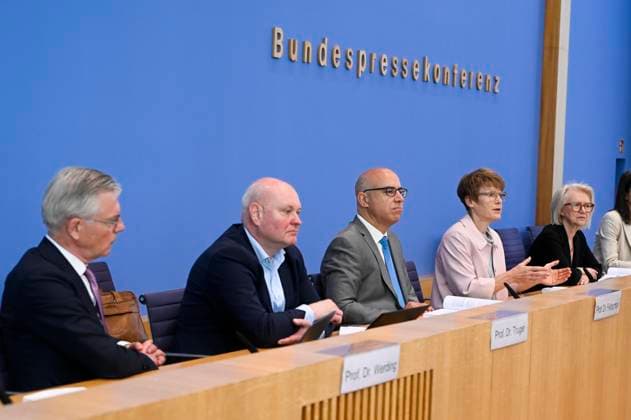 ABB BPK GUTACHTEN Prof Dr Martin Werding Prof Dr Achim Truger Prof Dr Dr h c Monika Schnitzer, Chairwoman Prof Dr Gabriel Felbermayr, Prof Dr Veronika Grimm Report on the presentation of the Fruehjahrsgutachten 2026 Sachverstaendigenrat zur Begutachtung der gesamtwirtschaftlichen Entwicklung at the BPK Federal Press Conference in Berlin on 27 05 2026 Berlin