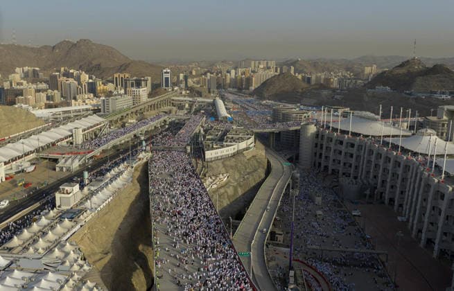 Muslim pilgrims perform stoning ritual during Hajj in Mina Muslim pilgrims walk on the first day of the symbolic stoning ritual during the annual Hajj pilgrimage in Mina, Saudi Arabia, on May 27, 2026. The ritual, known as the stoning of the devil, is one of the main rites of Hajj and is performed during Eid al-Adha. Photo by SPA Saudi Pess Agency APA Images Mecca Mecca Saudi Arabia 270526_Saudi_Arabia_SPA_1_00(12) Copyright: xSPAxSaudixPessxAgencyxSaudixPressxAgencyx xapaimagesx