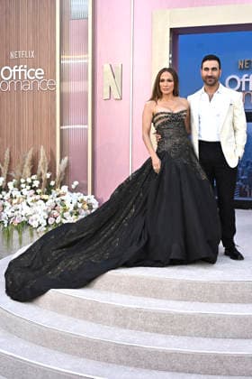 Jennifer Lopez and Brett Goldstein at the world premiere of the Netflix film Office Romance at the Egyptian Theatre Los Angeles, 26 05 2026 Foto:xD.xStarbuckx xFuturexImagex office_6647