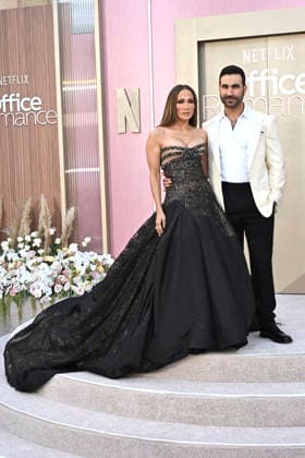 Jennifer Lopez and Brett Goldstein at the world premiere of the Netflix film Office Romance at the Egyptian Theatre Los Angeles, 26 05 2026 Foto:xD.xStarbuckx xFuturexImagex office_6650