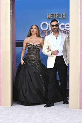 Jennifer Lopez and Brett Goldstein at the world premiere of the Netflix film Office Romance at the Egyptian Theatre Los Angeles, 26 05 2026 Foto:xD.xStarbuckx xFuturexImagex office_6642