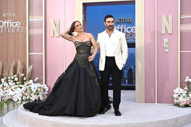 Jennifer Lopez and Brett Goldstein at the world premiere of the Netflix film Office Romance at the Egyptian Theatre Los Angeles, 26 05 2026 Foto:xD.xStarbuckx xFuturexImagex office_6648