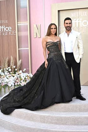 Jennifer Lopez and Brett Goldstein at the world premiere of the Netflix film Office Romance at the Egyptian Theatre Los Angeles, 26 05 2026 Foto:xD.xStarbuckx xFuturexImagex office_6651