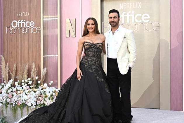 Jennifer Lopez and Brett Goldstein at the world premiere of the Netflix film Office Romance at the Egyptian Theatre Los Angeles, 26 05 2026 Foto:xD.xStarbuckx xFuturexImagex office_6658