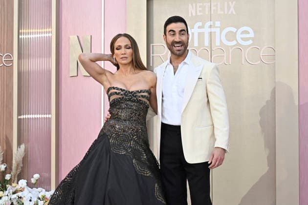 Jennifer Lopez and Brett Goldstein at the world premiere of the Netflix film Office Romance at the Egyptian Theatre Los Angeles, 26 05 2026 Foto:xD.xStarbuckx xFuturexImagex office_6659
