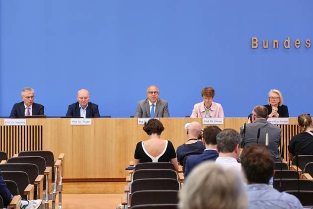 Berlin, Germany, 27 05 2026 Federal Press Conference Presentation of the Spring Report 2026 German Council of Economic Experts L R Martin Werding, Achim Truger, Gabriel Felbermayr, Veronika Grimm, Monika Schnitzer Copyright: xdtsxNachrichtenagenturx dts_120823