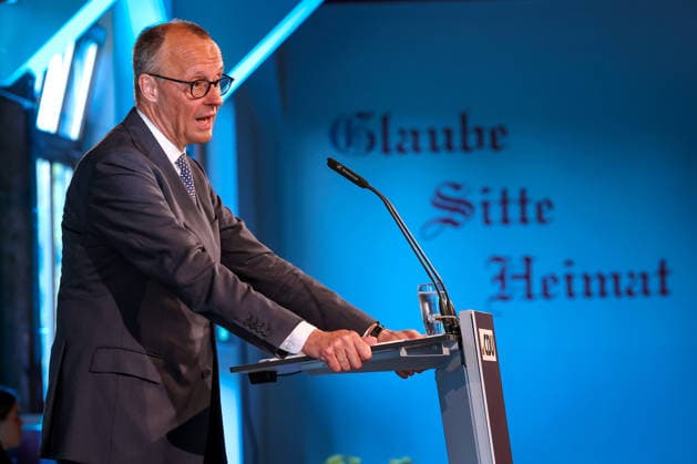 27 05 2026, Politics, Federal Chancellor Friedrich Merz CDU Speaks during his speech on stage as guest speaker at the ceremony in the Schützenhalle Hüsten near Arnsberg 80 years of Neheim Hüstener program North Rhine-Westphalia Germany