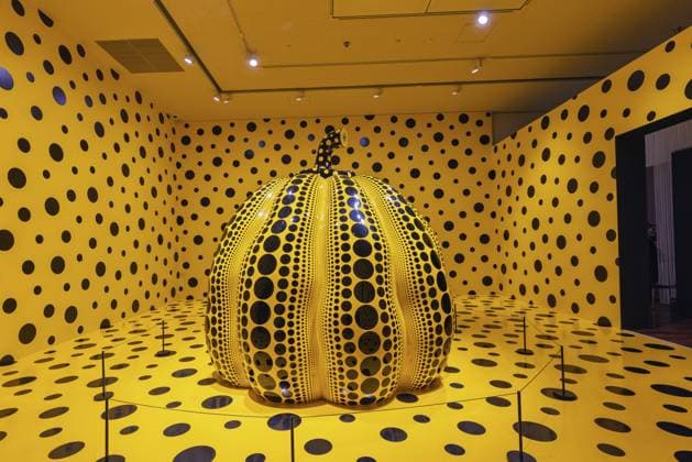 Matsumoto, Japan 19. März 2025: Kunstmuseum der Stadt in Matsumoto mit einer Ausstellung von Skulpturen des berühmten japanischen Künstlers Yayoi Kusama. Nahaufnahme der berühmten gelben Kürbisskulptur mit schwarzen Punkten Matsumoto, Japan - March 19, 2025: City Museum of Art in Matsumoto with exhibition of sculptures of famous Japanese artist Yayoi Kusama. Closeup of famous yellow scultpure of pumpkin with black dots Copyright: imageBROKER HildaxWeges ibliqx17717448.jpg