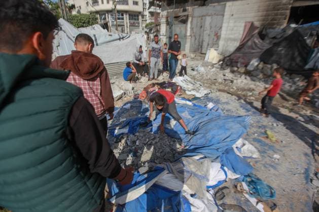 RECORD DATE NOT STATED Aftermath Of Israeli Airstrike In Gaza, Palestine Aftermath Of Israeli Airstrike In Gaza, Palestine May 28, 2026, Gaza, Palestine: Palestinians inspect the damage after an Israeli strike targeted an apartment building in the Rimal neighborhood in the northern Gaza Strip, Palestine .The targeted building and nearby tents suffered heavy destruction in the attack. Credit: Hashem Zimmo Thenews2(Foto: Hashem Zimmo Thenews2 imago images) Aftermath Of Israeli Airstrike In Gaza, Palestine  Copyright: xHashemxZimmox