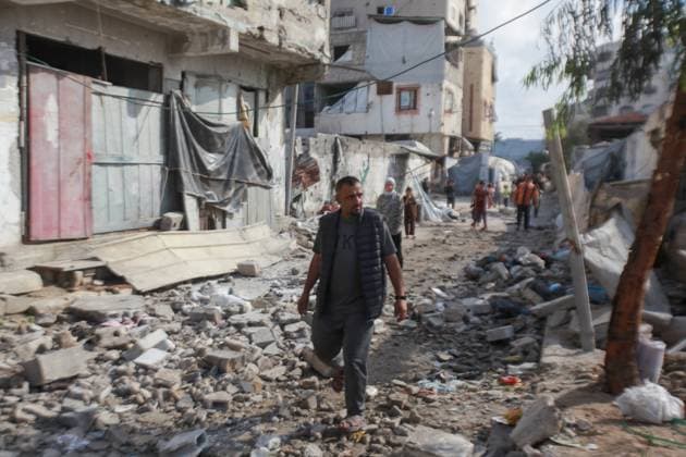 RECORD DATE NOT STATED Aftermath Of Israeli Airstrike In Gaza, Palestine Aftermath Of Israeli Airstrike In Gaza, Palestine May 28, 2026, Gaza, Palestine: Palestinians inspect the damage after an Israeli strike targeted an apartment building in the Rimal neighborhood in the northern Gaza Strip, Palestine .The targeted building and nearby tents suffered heavy destruction in the attack. Credit: Hashem Zimmo Thenews2(Foto: Hashem Zimmo Thenews2 imago images) Aftermath Of Israeli Airstrike In Gaza, Palestine  Copyright: xHashemxZimmox