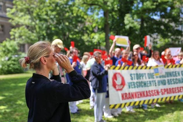 Berlin, Germany, 28 05 2026 Lichtenberg Verdi protest against the planned health insurance reform Ines Schwerdtner Linke is on site at the protests The Red Cards for Ms. Warken action is taking place at Sana Klinikum Lichtenberg Copyright: xdtsxNachrichtenagenturx dts_121069