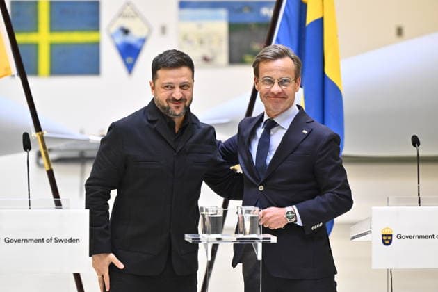 UPPSALA, SWEDEN 20260528 Ukrainian President Volodymyr Zelensky left and Swedish Prime Minister Ulf Kristersson give a joint news conference on at the F16 air flotilla in Uppsala, Sweden on May 28, 2026 Sweden is donating 16 Gripen aircraft to Ukraine Furthermore, Ukraine is to purchase up to 20 planes of the new Gripen E F model, according to  Copyright: xChristinexOlsson TTx SWEDEN UKRAINE ZELENSKY VISIT NxgzrTqFJGw