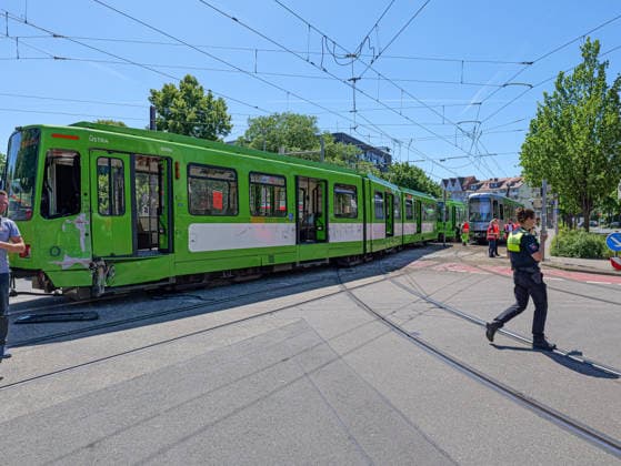 Serious light rail accident in Hanover Two light rail vehicles collided at the Allerweg stop, injuring 12 people Copyright: xBerndxGüntherx