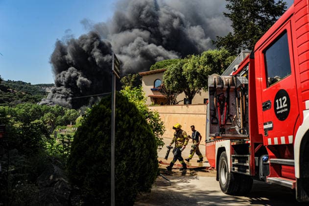 Confined to the population of Òrrius Barcelona by a fire in the courtyard of an industrial building Bombers de la Generalitat work on the fire in the courtyard of an industrial building, at 28 May 2026, in Òrria, Barcelona, Catalunya Espana Civil Protection has confined the population of Òrrius Barcelona via an ES Alert for a fire burning the courtyard of an industrial building in the town since Thursday at 13 54 hours Bombers de la Generalitat are on the scene with 22 teams with the extinguishing tasks focused on the right flank of the fire to avoid jumping a ravine Recommend closing doors and windows, do not go outside and follow the instructions of the authorities 28 MAY 2026 Ãrria, Barcelona Catalunya Catalunya Ãrria, Barcelona Catalun  Copyright: xAlbertoxParedesx 7556825