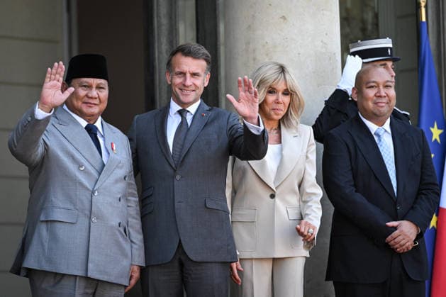 Emmanuel and Brigitte Macron welcome Prabowo Subianto at the Elysee FA French President Emmanuel Macron and French First Lady Brigitte Macron welcome President of the Republic of Indonesia Prabowo Subianto, and his son Didit Hediprasetyo at the Elysee Palace in Paris on May 28, 2026. Photo by Firas Abdullah ABACAPRESS.COM Paris Ile-de-France France  Copyright: xAbdullahxFiras ABACAx