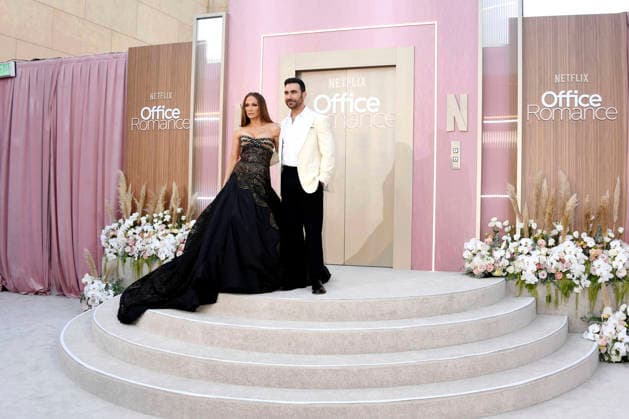 Jennifer Lopez and Brett Goldstein at the world premiere of the Netflix film Office Romance at the Egyptian Theatre Los Angeles, 26 05 2026 Foto:xJ.xMayerx xFuturexImagex office_6418