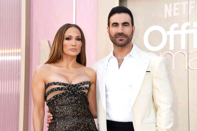 Jennifer Lopez and Brett Goldstein at the world premiere of the Netflix film Office Romance at the Egyptian Theatre Los Angeles, 26 05 2026 Foto:xJ.xMayerx xFuturexImagex office_6420